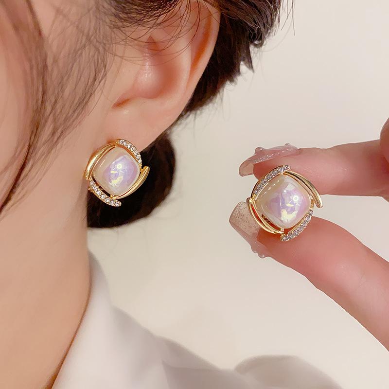 Sweet Temperament Imitation Mabe Pearl Diamond Earrings Ear Clips for Women Simple and Versatile Small Earrings
