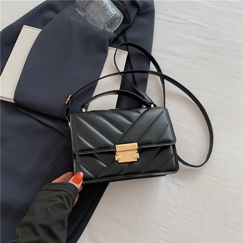 

Повседневная модная маленькая квадратная сумка 2024 года, летняя новая простая корейская версия, трендовая сумка через плечо для пригородных поездок, женская маленькая квадратная сумка чёрный