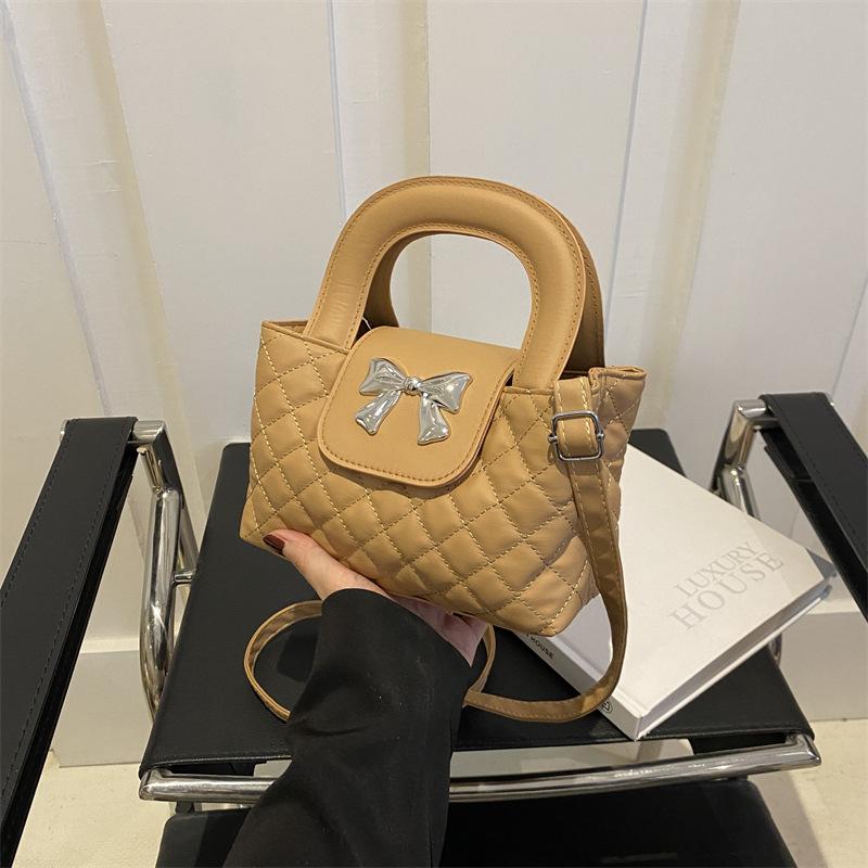 

Xiaoxiangfeng rhombus chain bow shoulder handbag women s fashion mobile phone bag 2024 spring new small square bag хакі