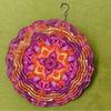 Metall-Windspiel Mandala Outdoor-Gartendeko - Rustikaler windbetriebener Spinner mit lebendigen Lila-, Rosa-, Orange- und Goldakzenten
