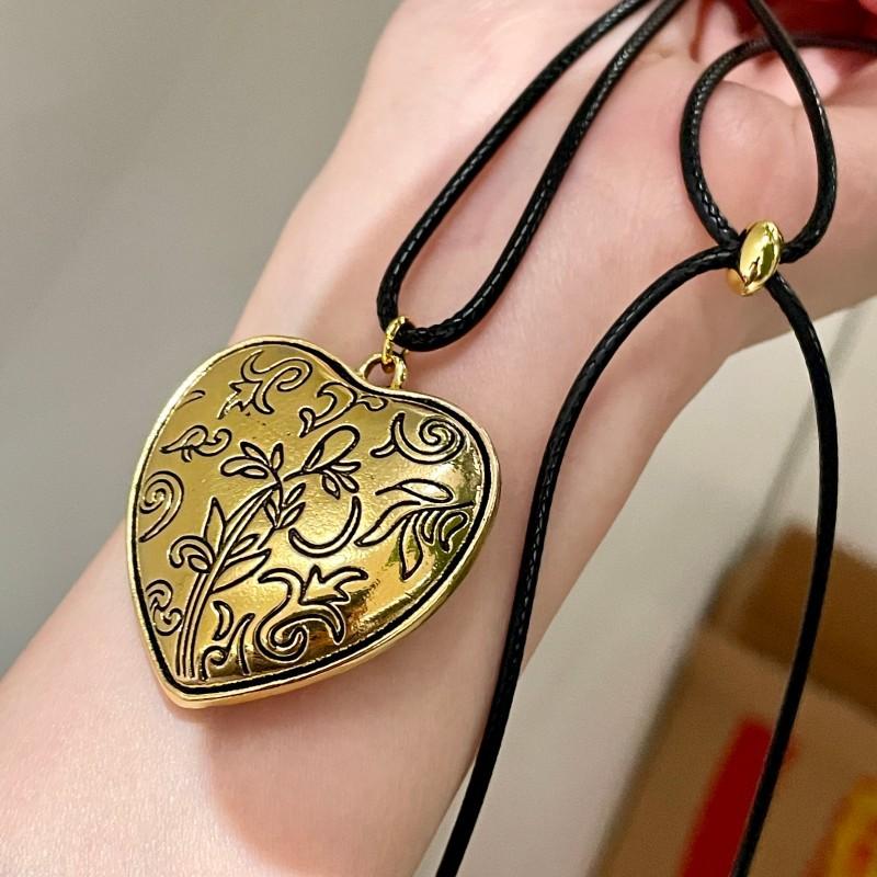 Retro Metal Engraved Love Pendant, Long Necklace, Sweet and Cool Spice Girl Style, New Neck Accessories, Sweater Chain.