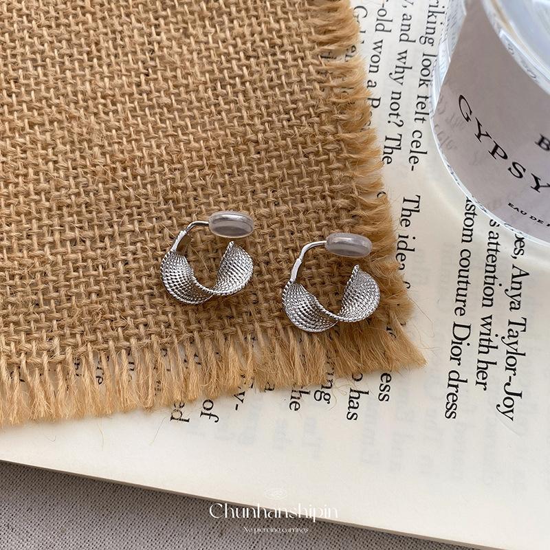 Geometric new ear clips without piercings, simple niche circle twist earrings, cold wind mosquito coil disc earrings, advanced sense