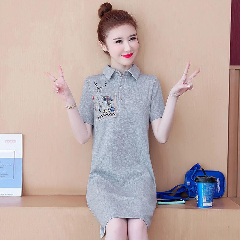 Modna, stylowa i wygodna haftowana sukienka polo, idealna na nieformalne wyjścia z przyjaciółmi