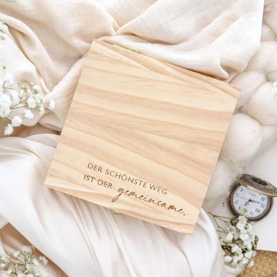 Yousheng Hölzerne Hochzeits-Geldgeschenk-Aufbewahrungsbox Hochzeitszeremonie Geldhalter Geldgeschenk Desktop-Dekoration Ornament Braut Bräutigam Frischvermählte Geschenk