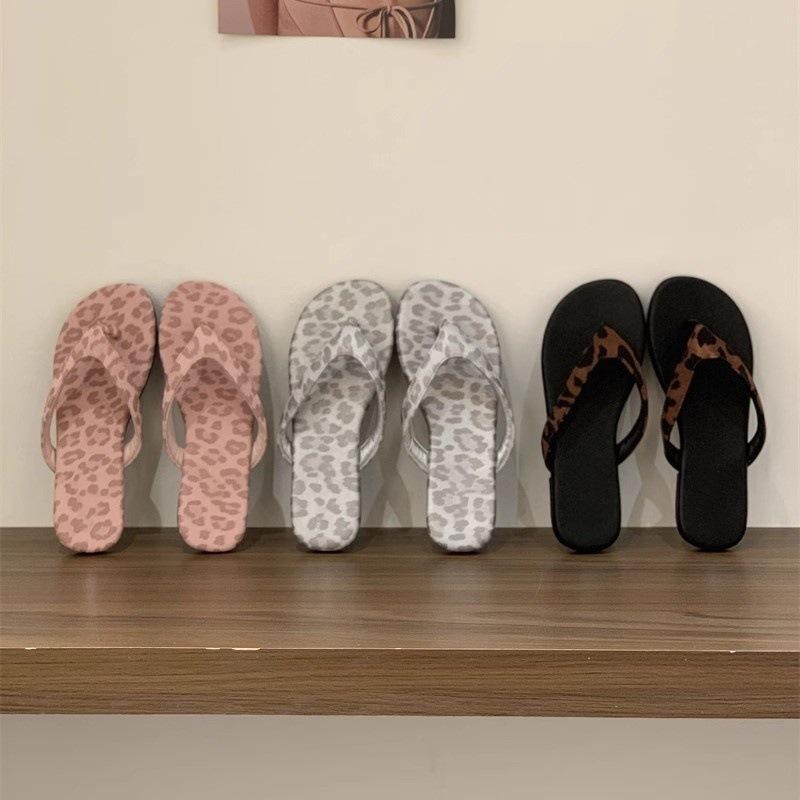 2025 Summer New Leopard Print Flat-bottomed Flip-flops Women's Simple Holiday Style Flat-heeled Cool Slippers Open-toed Slippers