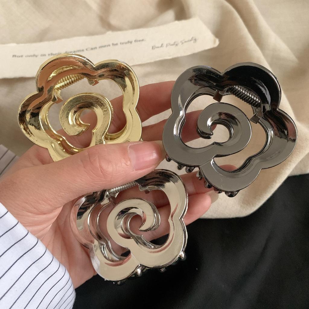 Geometric Sweet Shark Clip: Korean-Style Hair Claw with Auspicious Clouds Design for Chic Updos