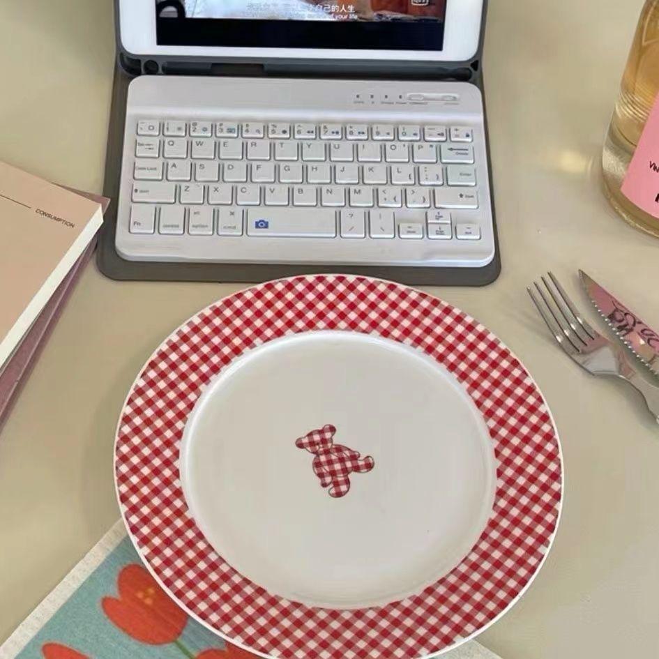 

INS Высокая Красота Тарелка Винтажная Французская Красная Клетчатая Тарелка с Медведем Милая Керамическая Круглая Тарелка Десертная Завтрак Креативное Блюдо Круглая