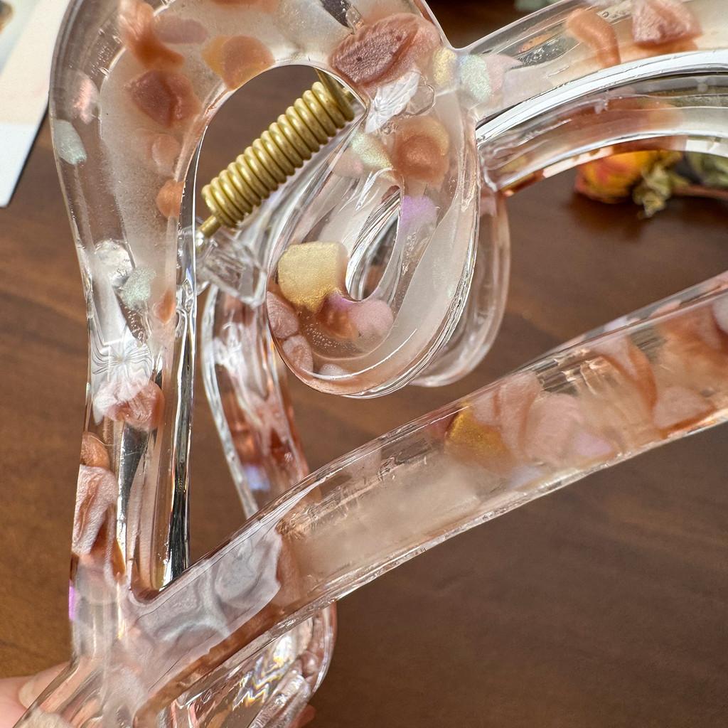 Trendigt hjärtformat hårklämma i blommigt akryl för stilfulla uppsättningar