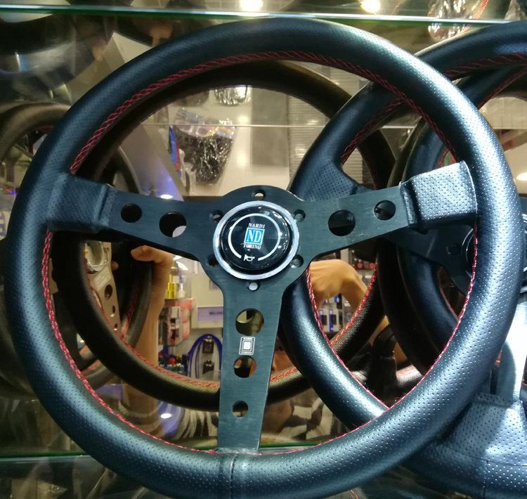 Volante in Pelle per Auto da 14 pollici con Pelle a Pori Fini per Corsa Universale - Design Semplice