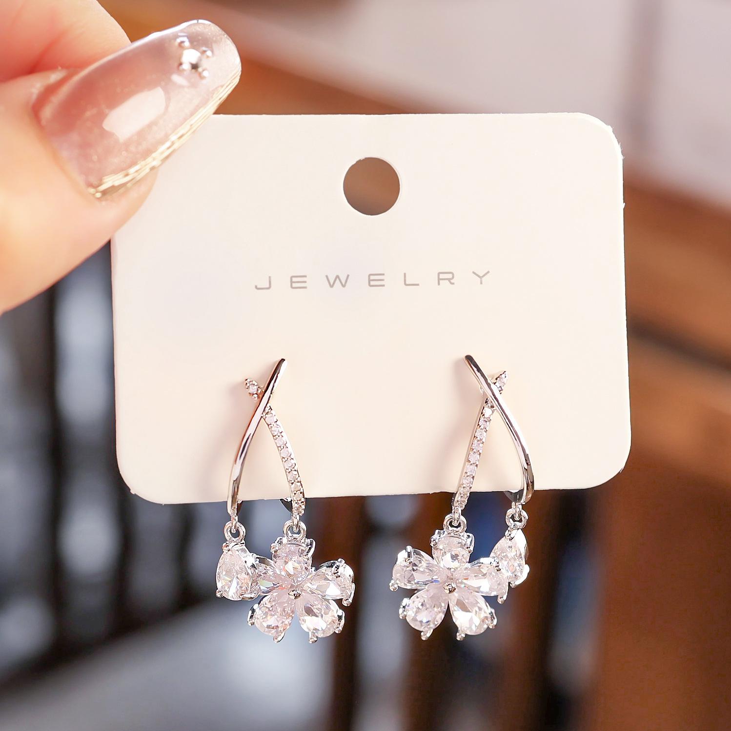 

Осенние серьги с цветком груши: Женские подвески в виде свежих лепестков и листьев циркония.