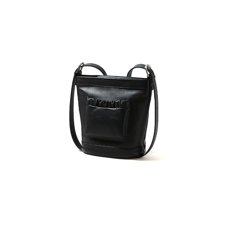 

Женская сумка из натуральной кожи 2025 весна новая сумка-мессенджер под мышкой высококлассная однотонная простая карманная сумка-ведро чёрный