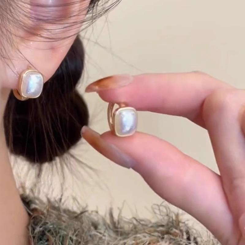 Elegantes Pendientes de Perlas Blancas: Moda de Lujo Ligero para Mujer, Diseño Nicho, Pendientes de Tuerca de Alta Gama