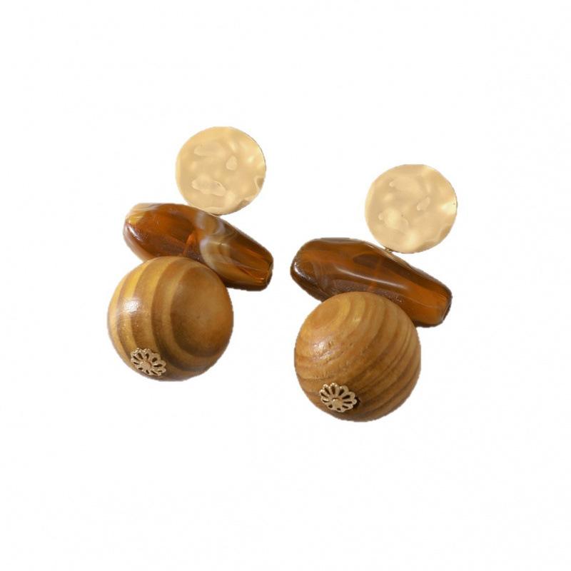 Medieval Vintage Niche Retro Wood Design Earrings Earrings Maillard Light Luxury High-end Stud Earrings