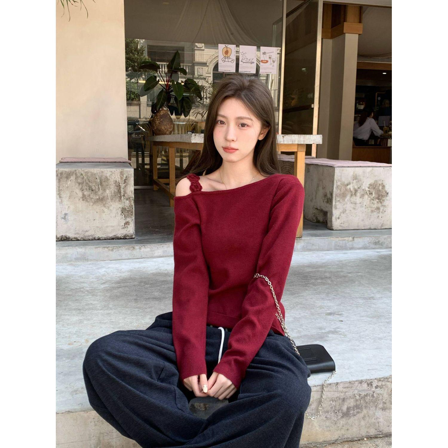 

2025 Autumn/Winter Women s Red One-Shoulder Slant Collar Knit Top One Size