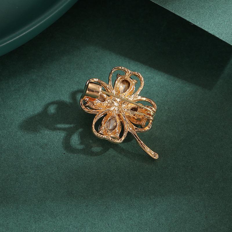 Fashionable Anti-glare Brooch with A High-end and Personalized Diamond-encrusted Four-leaf Clover Collar Needle To Prevent Exposure