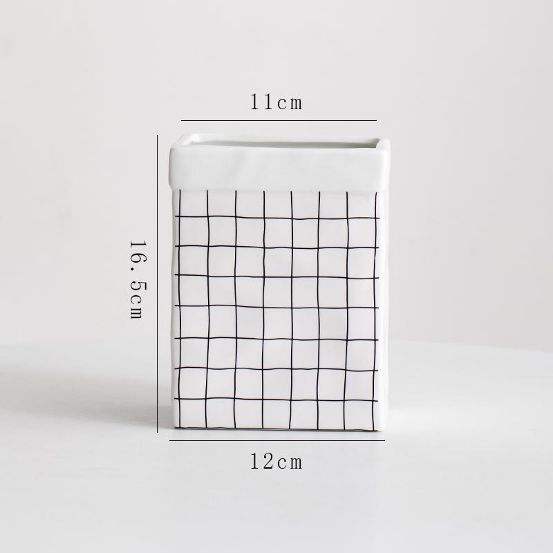 Skandynawski biały ceramiczny wazon na suszone lub świeże kompozycje kwiatowe w wystroju salonu