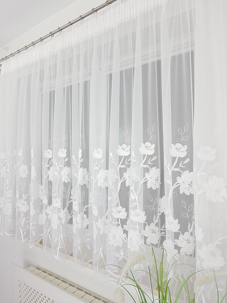Ready-made curtain made of a 400x145 cm marquisette with 3D embroidery on a gathering tape