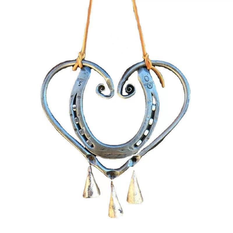 

Lucky Love Wind Chime Retro Horseshoe Wind Chime Wall Hanging Ornament Metal Heart Shaped Decor for Patio Outdoors Garden Window