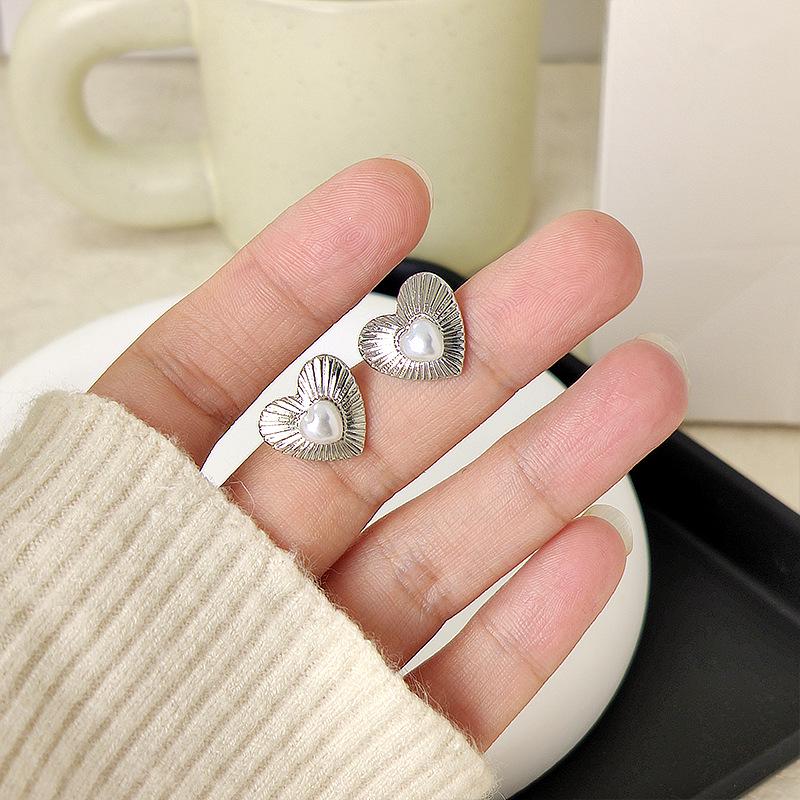 High-End French Minimalist Pearl Heart Stud Earrings
