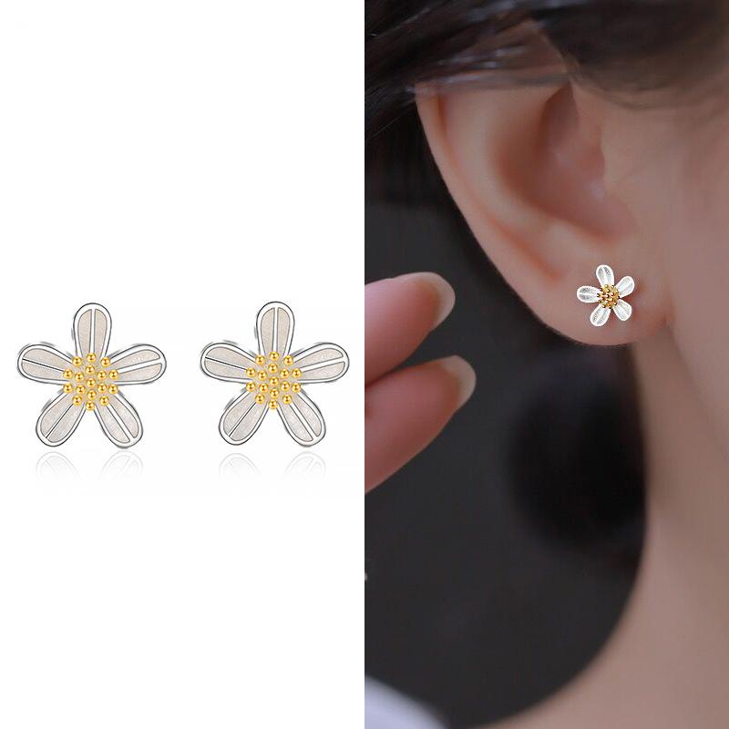 

Серьги с цветами из стерлингового серебра 925 пробы. Серьги с простым нишевым дизайном.