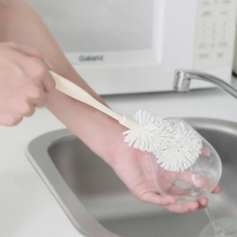 Flaschenbürste mit langem Griff für gründliche Reinigung - Entfernt Teerückstände mühelos.