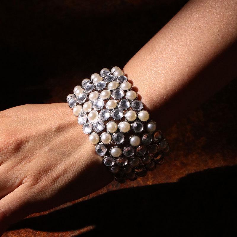 Elegant Brett Armband med Pärlor och Strass i Komplicerat Mönster