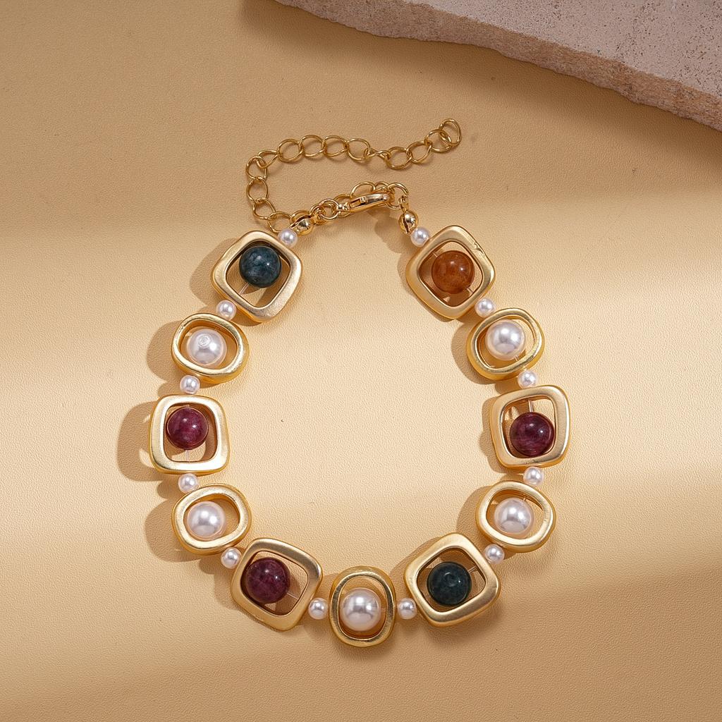 Bracelet rond fleuri européen et américain serti de diamants, boucles d'oreilles, collier, collier et ensemble de bijoux rétro pour femmes.