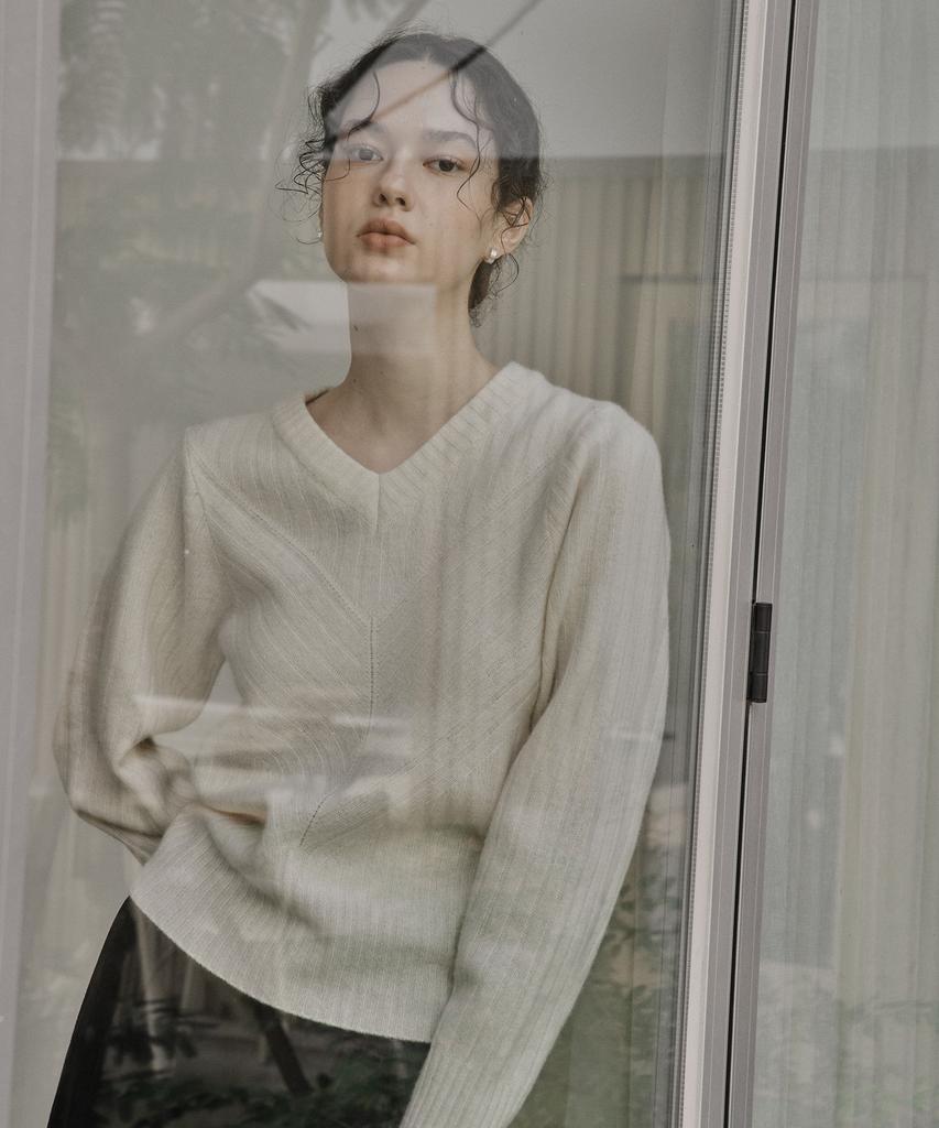 Kkeulle Ribbed V-Neck Knit Top_Ivory