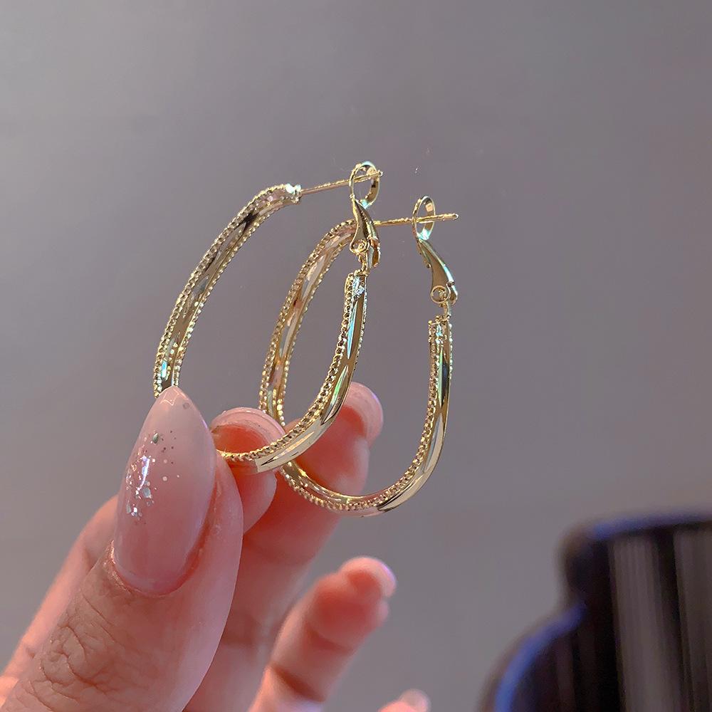 

Exaggerated and unique geometric texture earrings, simple and personalized oval stud earrings, versatile earrings золотой