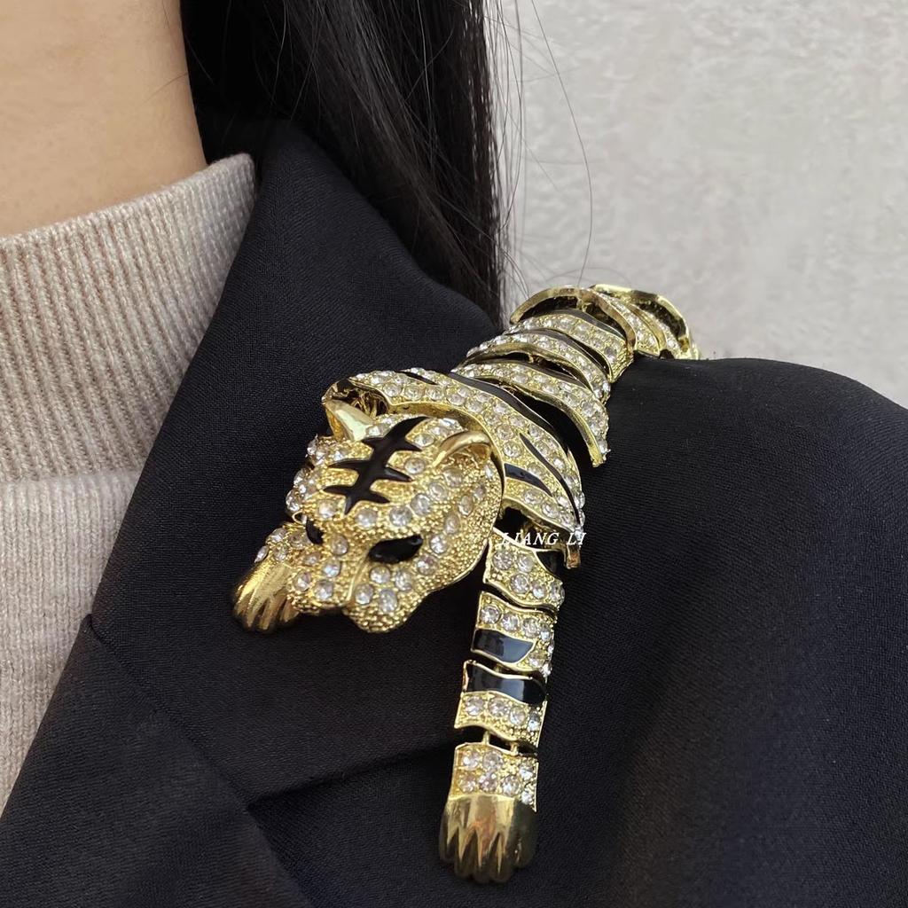 Sense Of Diamond Setting, Oil Drop Tiger Brooch, Personality Design, Suit Pin, Fashion Temperament Corsage AVE
