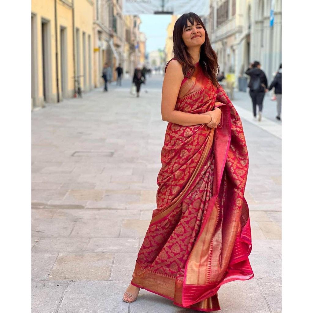 This beautiful saree is elegantly decorated with gorgeous Solid Jacquard weave that gives a perfect look to the outfit.