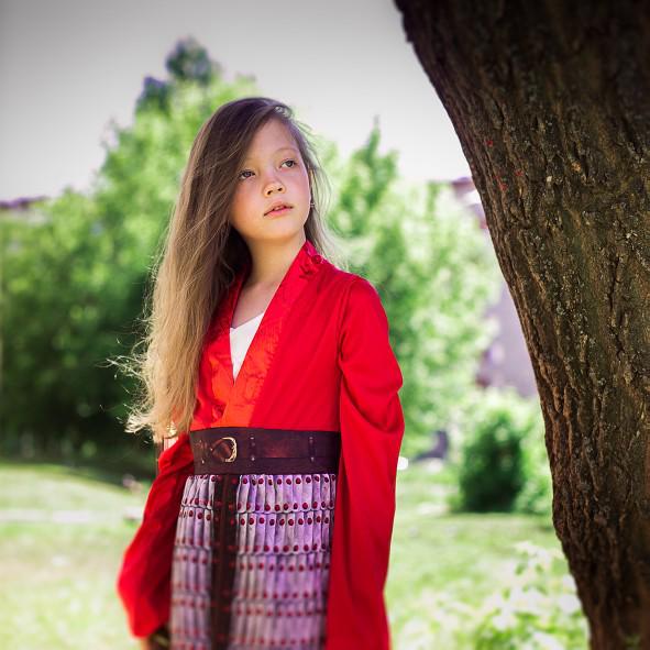 Dívčí cosplay kostým Mulan z hraného filmu na Halloween