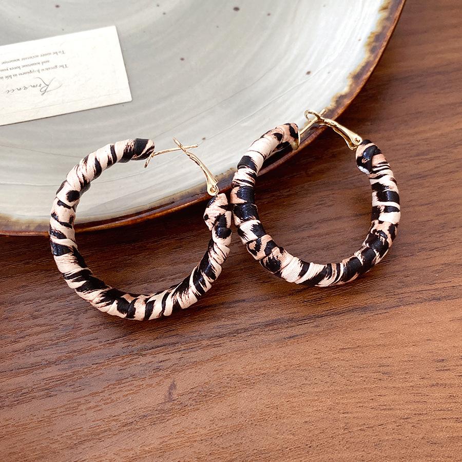 

Silver needle Maillard style retro round leopard print wrapped earrings personalized fashion stud earrings niche high-end earrings women