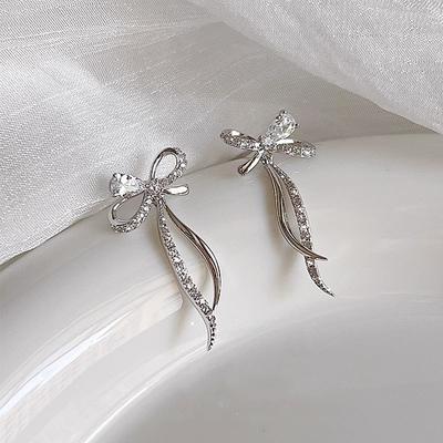 Fiyonk Küpeler Yeni Stil Yeni Stil Işık Lüks Üst Düzey Küpeler Niş Kadın Küpeleri