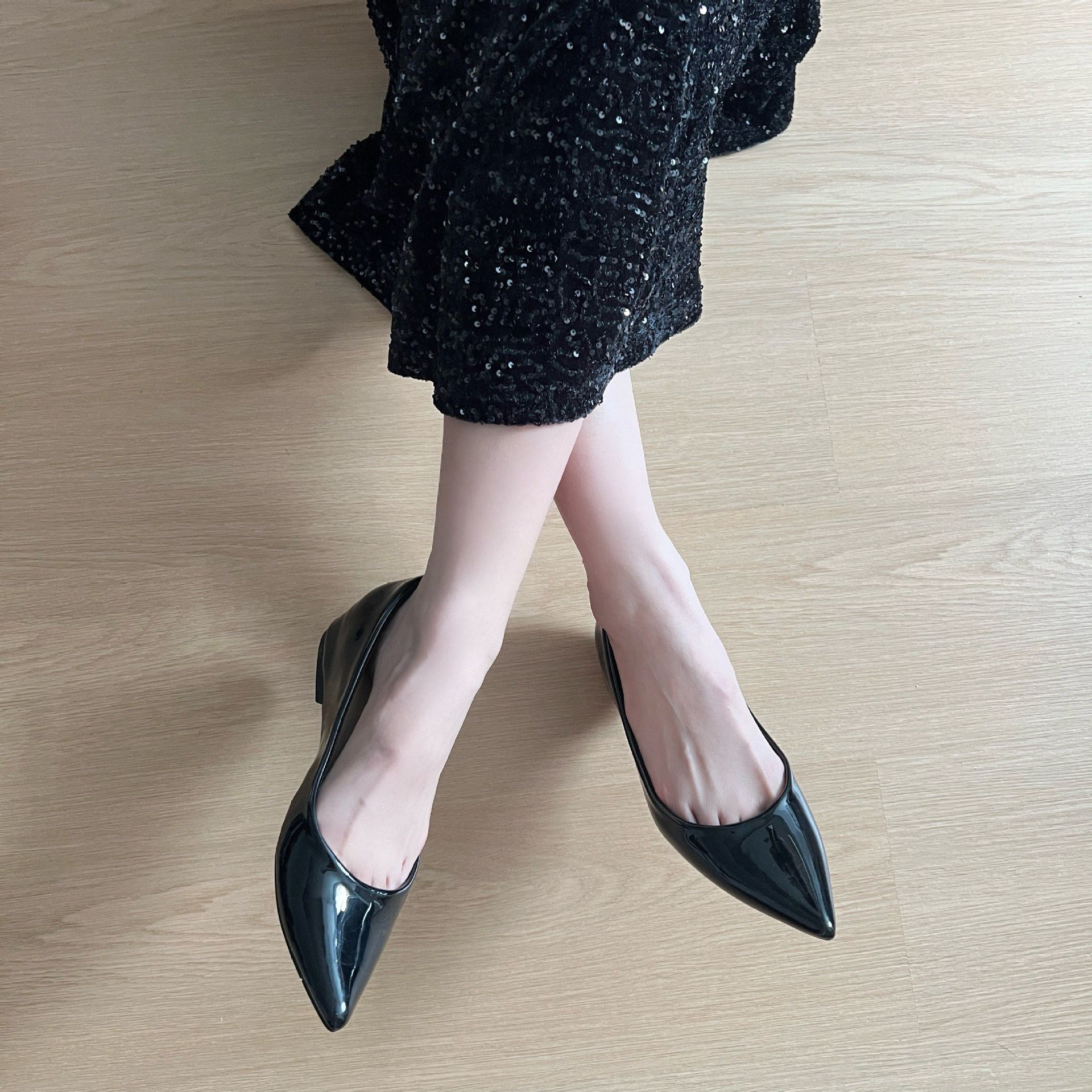 

Телесные туфли-лодочки женские новые весенние с острым носом и мелким вырезом, на плоской подошве, с внутренней высотой, увеличивающей рост, с темпераментом нежного ветра, женские туфли 40