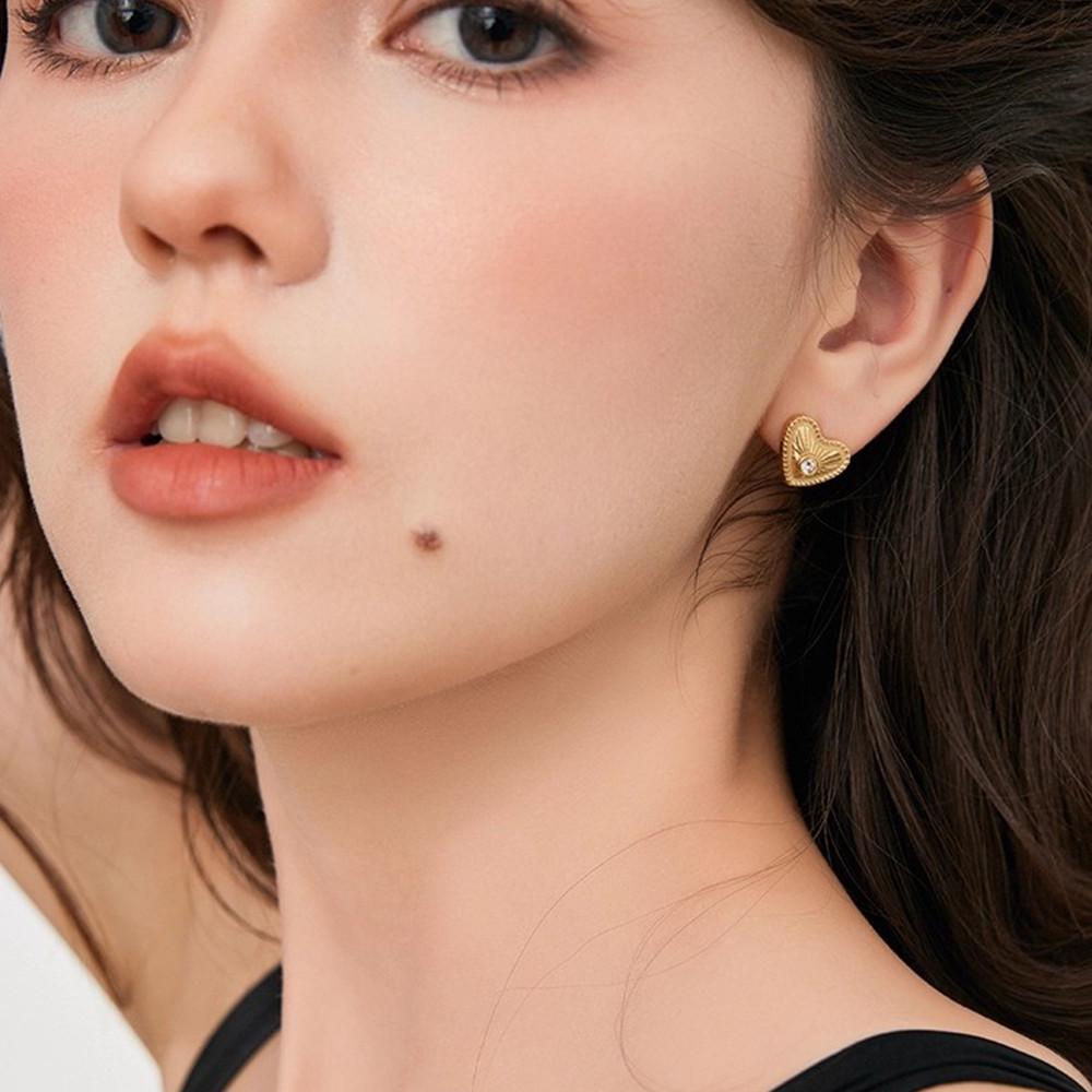 Exquisite French Zircon Heart Stud Earrings: Cold Style Titanium Steel Fashion Jewelry