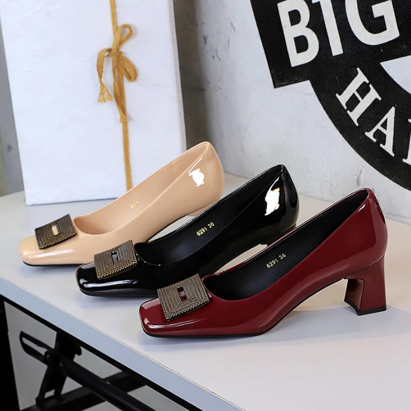 American Style Banquet TemperamentThick Heel Shallow Mouth Square Toe Patent Leather Metal Buckle Medium Heel Single Shoes