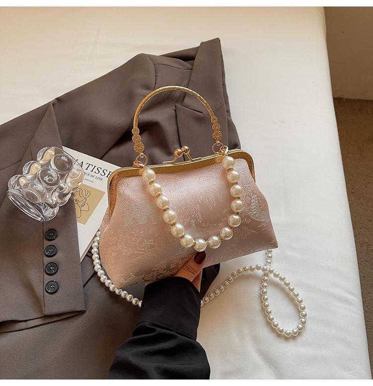 Dinner Embroidery Pearl Portable Shell Bag Women's 2025 Summer New Niche Design Clip Crossbody Bag