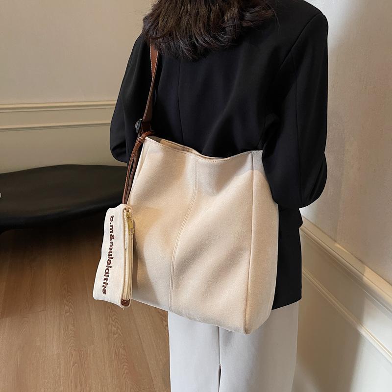 

Повседневная универсальная замшевая сумка большой вместимости женская 2025 осень и зима новая повседневная наплечная сумка широкий плечевой ремень сумка-тоут 31*13*32 бежевый