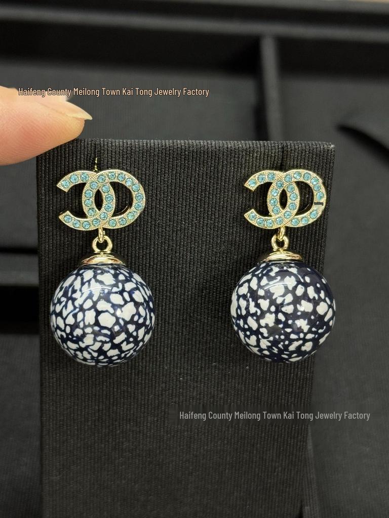 Classic Bi-Color Pearl & Black Bead Dangle Earrings: Versatile, Light Luxury Style