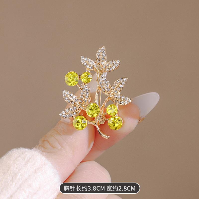 

Новая осенне-зимняя брошь для пальто, женская брошь в виде дерева удачи, универсальная булавка, аксессуары для женской одежды, пряжка от засветов, корсаж