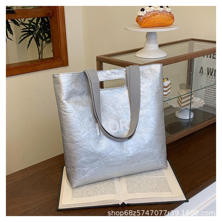 

Casual underarm shopping bag women s 2025 new lightweight large-capacity portable shoulder bag commuter trendy tote bag серебряный