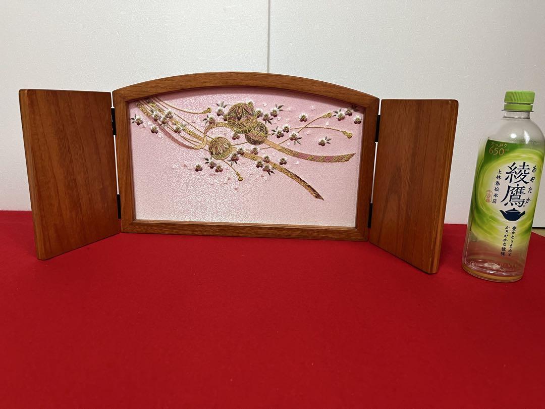 

[Б/У] Трехстворчатая складная ширма высотой 24,5 см с узором из шаров и цветущей сакуры