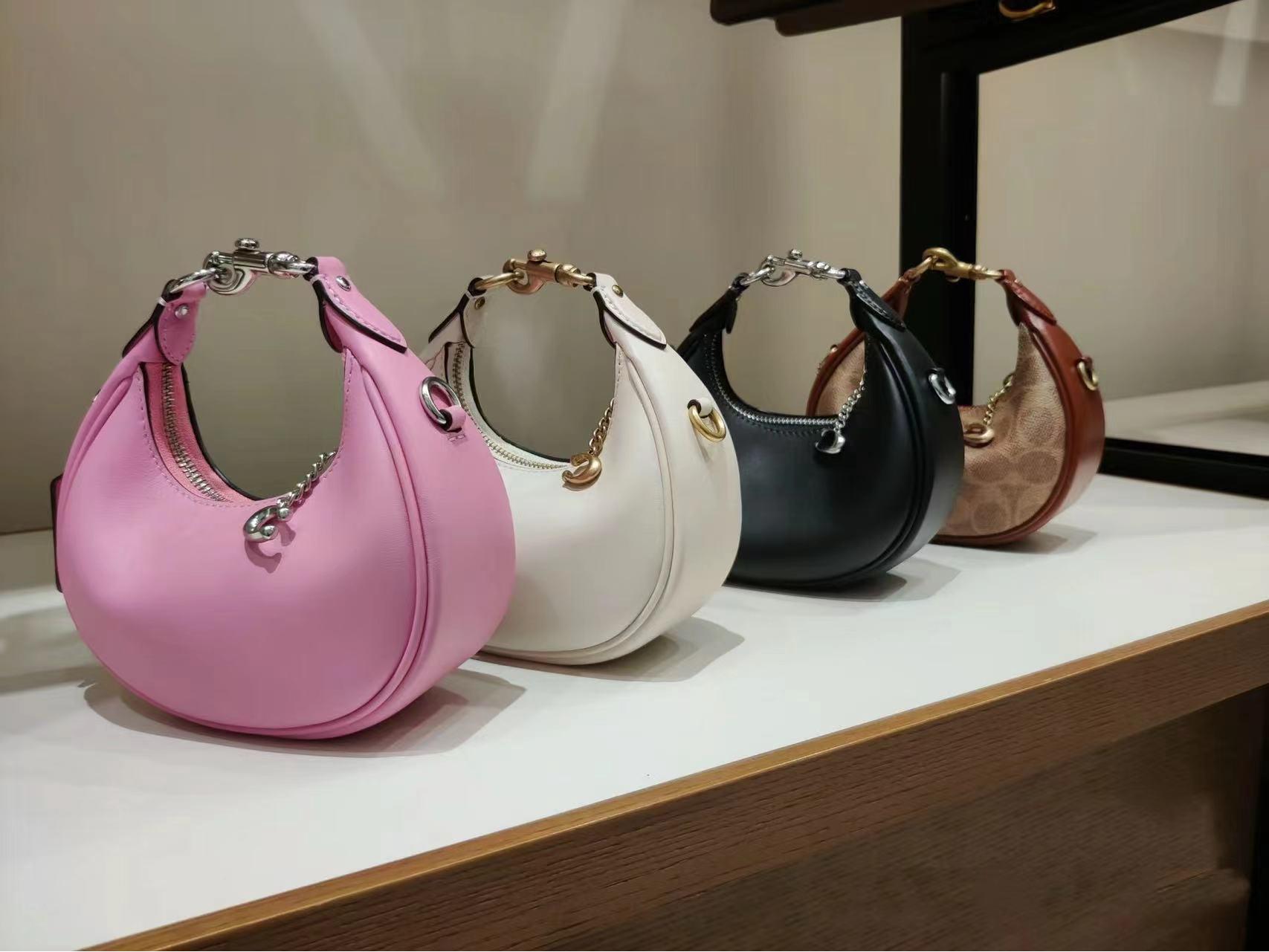 

2024 Koujia Jonie Mini Half-Moon Crossbody Leather Bag - женская сумка для переноски и ношения на плече 15 x 7 x 6 cm розовый