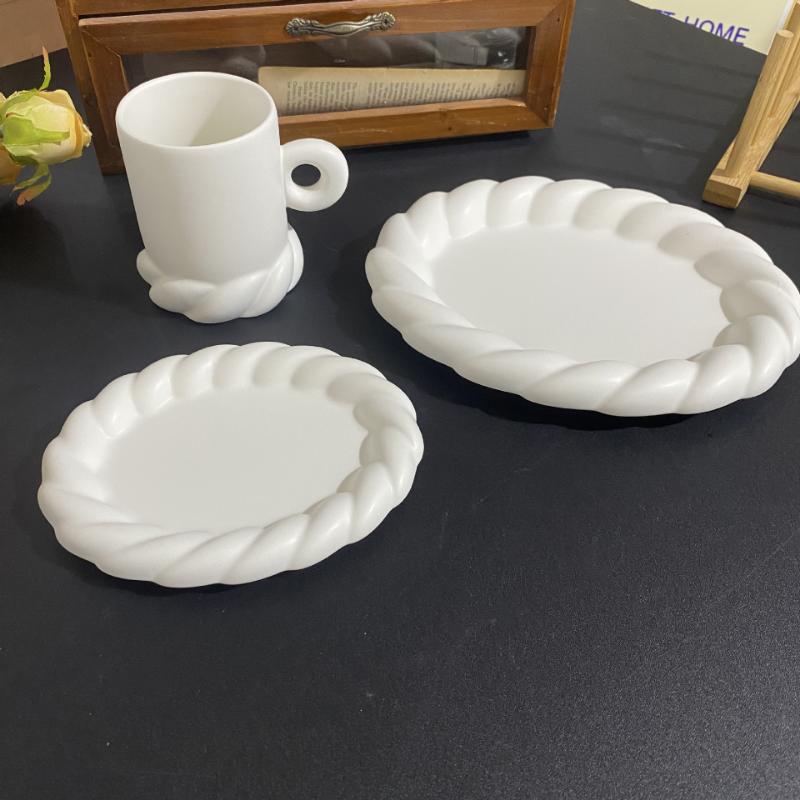 Ceramic Twist Creative Twist Snack Delicate Light Dessert Fruit Plate Coffee Milk Mug Desktop Decoration Coffee Mug with Plate
