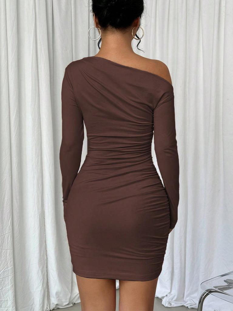 Übergroßes Ins-Kleid in reiner Farbe, schmal geschnitten, Herbst-Neustil, schräg geschnittene Schulter, langärmliges Einteiler-Kleid, Damenbekleidung