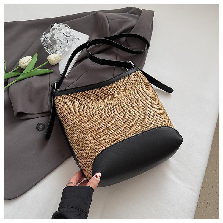 

Летняя нишевая плетеная сумка женская 2025 новая модная трендовая на плечо соломенная сумка большой вместимости сумка-тоут для поездок на работу чёрный