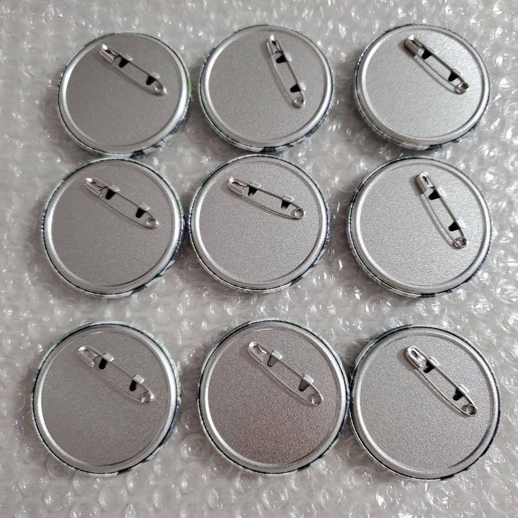 [USED] Attack On Titan Can Badge Levi 9 Pieces