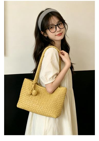 Hand-Woven Large Capacity Women’s Bucket Tote - Spring/Summer 2026 Collection