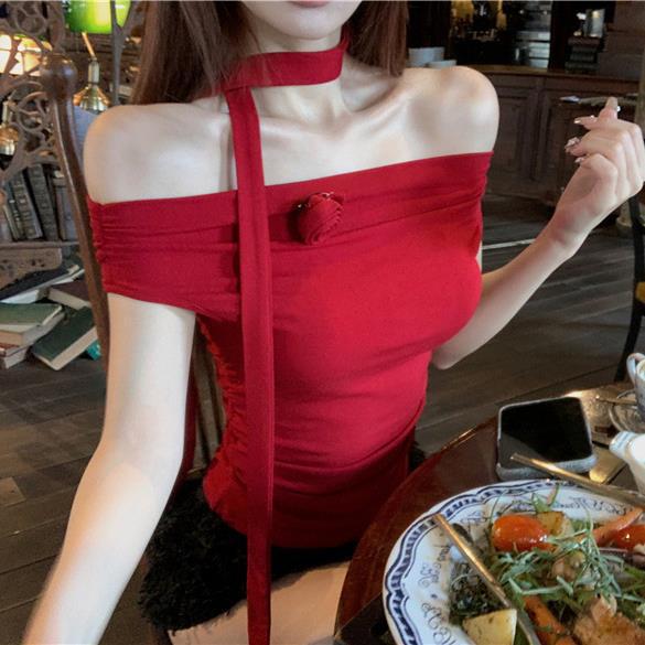 

Женская летняя футболка с цветочным принтом, с открытыми плечами, облегающая, со сборками - Красная. M красный